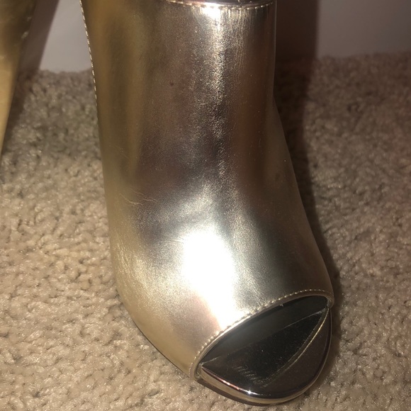 Gold Heels - Picture 2 of 2